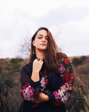 Sara Tomko Instagram - When the grey is greying & the ‘tude is tuding & when I had highlights & it was December but now it’s April and it still feels like December 
•••
📸 @samanthasimpsonphotography
