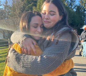 Sara Tomko Instagram - This was @kaylaylaraine and I are on our last day shooting together on Szn 3 😭 & now the scene has been revealed! And the part that made me tear up the most? When Asta says “Oh! Retainer!” like a mom would cause she IS a mom and a good one, too.  Proud of you Asta🥹🥹🥹 It’s been a long road to get here.  Thanks for being patient with me Jay😭
•••
I love you forever, Kílila 🌹 
•••
And the sweet photo of Jay and her two moms at the end😭😭 Shout out to @lauren_k_robek Dream Team🫂
•••
@residentalien @syfy