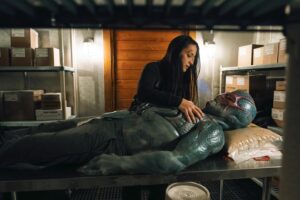 Sara Tomko Instagram - You’re only getting half the story. 
The other half is sweatpants. 
HAPPY BIRTHDAY @alantudyk 📣👽🙋🏻‍♀️
••• 
@residentalien @syfy
📸 @james_dittiger