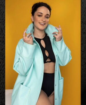Sara Tomko Instagram - LA in the Fall be like 👀💚🩵💛🧡
•••
Here’s a place to put your money this holiday season onewarmcoat.org LINK IN BIO Donate a coat to the cause to those in need…especially for those of us in LA, when the sun goes down, it’s chilly-ish 🫣
•••
📸 @karolinaturek 
Stylist @alicewetterlund 
Hair @erinklassenhair 
Make-Up @oz.zandiyeh