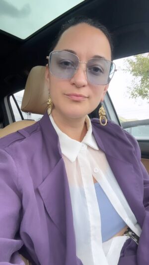 Sara Tomko Instagram - A little play on “The Last Five Years” Musical because that’s (at least) how long it’s taken to get this episode to you tonight.  And Harry’s in love.  And love makes me sing.  And it also makes Harry @alantudyk wear a leather jacket and write bad poetry.  Tune in @residentalien @syfy 10pm TONIGHT (Next day on @peacock 🥰)
•••
#thelastfiveyears #musical #syfy #residentalien #asta
