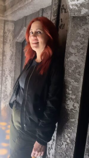 Sara Tomko Instagram - @alicewetterlund loves when I film her while we’re shooting a scene🤣 HAVE YOU HAD A CHANCE TO CATCH UP AND WATCH THAT EPIC SZN 3 FINALE?!?!?
•••
@residentalien @syfy Behind the scenes ACTION! 
🎥🎬