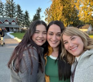 Sara Tomko Instagram - This was @kaylaylaraine and I are on our last day shooting together on Szn 3 😭 & now the scene has been revealed! And the part that made me tear up the most? When Asta says “Oh! Retainer!” like a mom would cause she IS a mom and a good one, too.  Proud of you Asta🥹🥹🥹 It’s been a long road to get here.  Thanks for being patient with me Jay😭
•••
I love you forever, Kílila 🌹 
•••
And the sweet photo of Jay and her two moms at the end😭😭 Shout out to @lauren_k_robek Dream Team🫂
•••
@residentalien @syfy