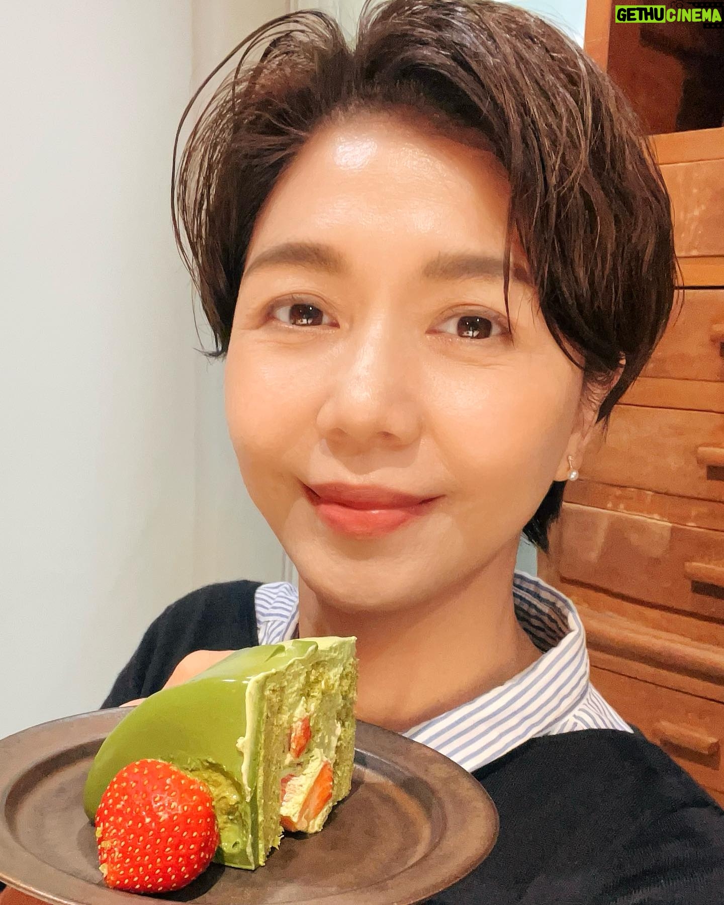 Sara Yu - 1.4K Likes - 我平時吃甜點很節制的
但⋯不好意思,遇到這間低調又講緣份的蛋糕,我投降🙋♀️
我不愛吃奶油
但裹在外面的香濃抹茶奶油我吃光😱(媲美宇治的抹茶冰淇淋)
蛋糕的口感細緻柔嫩,草莓果肉會隨時蹦出來給妳驚喜🍓😋
不能再說了🫢
因為怕經紀人誤會,等會打電話來問我是不是私接業配
也不要在這問我好不好吃
因為我怕你吃了會上癮
真的,胖了別怪我🙏
最後的溫馨提醒
一定要預購,因為去店裏
是看不到也買不到💁♀️
#緣側engawa
#神秘的緣份蛋糕 🎂
#草莓的季節 🍓
#珍珠女孩
#週末放縱自己一下