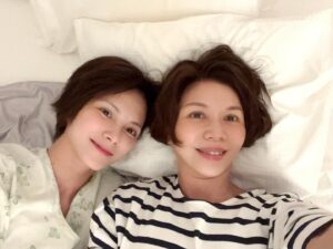 Sara Yu Instagram - 親愛的，我想妳了
除了時間有限，沒有距離的問題👭
快閃行程✈️
身心飽足、充實圓滿🥰
@sinjelee1234 

#說走就走 #生活是選擇
#換一個緯度擁抱 
#一個人旅行✈️