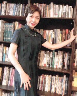Sara Yu Instagram - 很慶幸我是演員 
可以嘗試各種扮相
我鍾愛旗袍  很美 
展現東方女人的氣質與古典美感
雖然「商魂」中短暫的出現
卻讓我挺過癮的🥰
拍攝結束  還捨不得換下來
於是  直接拍了一系列旗袍寫真
你喜歡嗎💕
我很滿意🤭

今晚 #民視無線台 
八點連播兩集  歡迎觀賞🙏
#商魂 #旗袍裝扮 
#古典女人 #花樣年華