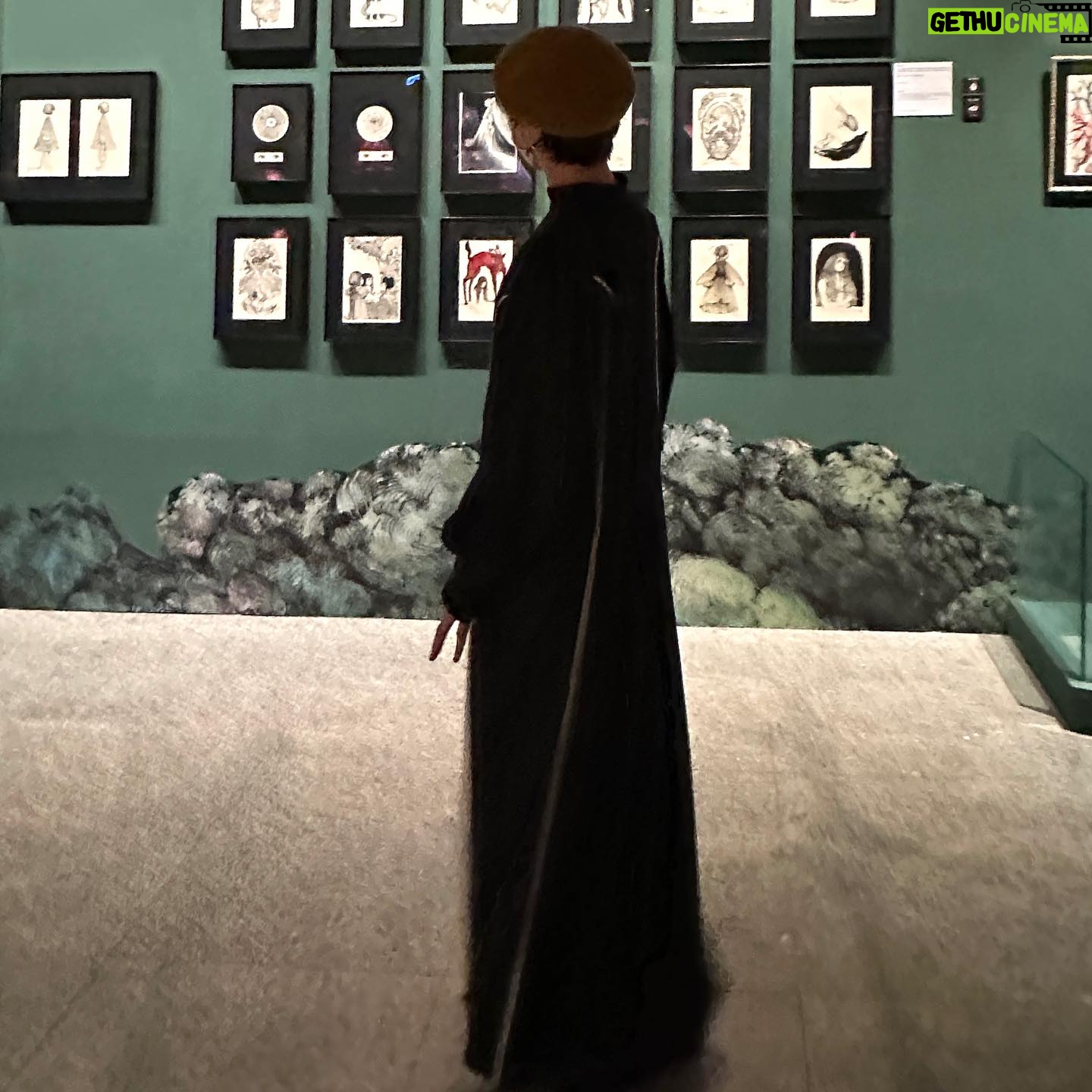Sara Yu - 603 Likes - 日本超人氣畫家「樋口裕子」
繪畫展
主題:奇幻動物森林🐱🦜🍄
充滿期待和想像力的探險之旅
展覽除了有畫作、繪本、海報設計及不同形式的呈現方式,數量多到無法無天(真的不誇張,因為他真的嚴重誇張🤣)
總之~你一定要去現場看看
就會明白我為何如此驚訝😱
展覽地點:中正紀念堂2、3展廳
畫展期限:2023/12月2024/4/7
有空來趟奇幻旅程吧!
#奇幻動物森林
#樋口裕子
#愛貓人士會瘋狂
#想認識他
