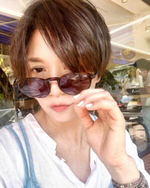 Sara Yu Instagram - 無論「小犬」怎麼來
大家注意安全，出入平安‼️
秋天夾雜著風雨默默來臨
早晚溫差大，記得加件衣服

#秋天 #颱風天🌀
#涼涼的風