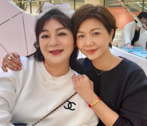 Sara Yu Instagram - 緣份真的很奇妙
倆個經歷、風格大不同的女人
因為7年前一齣舞台劇變得相知相惜💕

看過「再會吧北投」的朋友都知道愛嬌跟素卿兩人相互疼惜👭
想不到戲外姊姊對妹妹依舊疼愛
一直說想照顧、疼我一輩子
（是不是很暖心❤️）

我們不常見面，偶爾會互傳訊息留言說些鼓勵或是很肉麻想念的話☺️

前一次通電話時她對我說：
于子育我突然有個靈感，想收妳當妹妹，我笑說王彩樺～我們早已經是姊妹啦👯‍♀️
她說：要正式的那種⋯因為，她很重視這個難得的情誼，於是我們就約訂了交換禮物的儀式💝
（店員在旁邊一直說很感動🤣）

禮輕情意重，情比姊妹深👭
祝福我們姊妹情 -堅定永恆
套句劇中的一句話：
有妳這款ㄟ姊妹仔是我的福氣🥰
相信這是我們之間最浪漫的日子

姊還另外準備了一條刻了「心經」的手鍊送我（好感動🙏她的用心❤️）

我的保佑天后姊姊 
@lotuswang1124 

#38婦女節快樂 #敬女人🥂
#前世的緣份 #姊妹情深