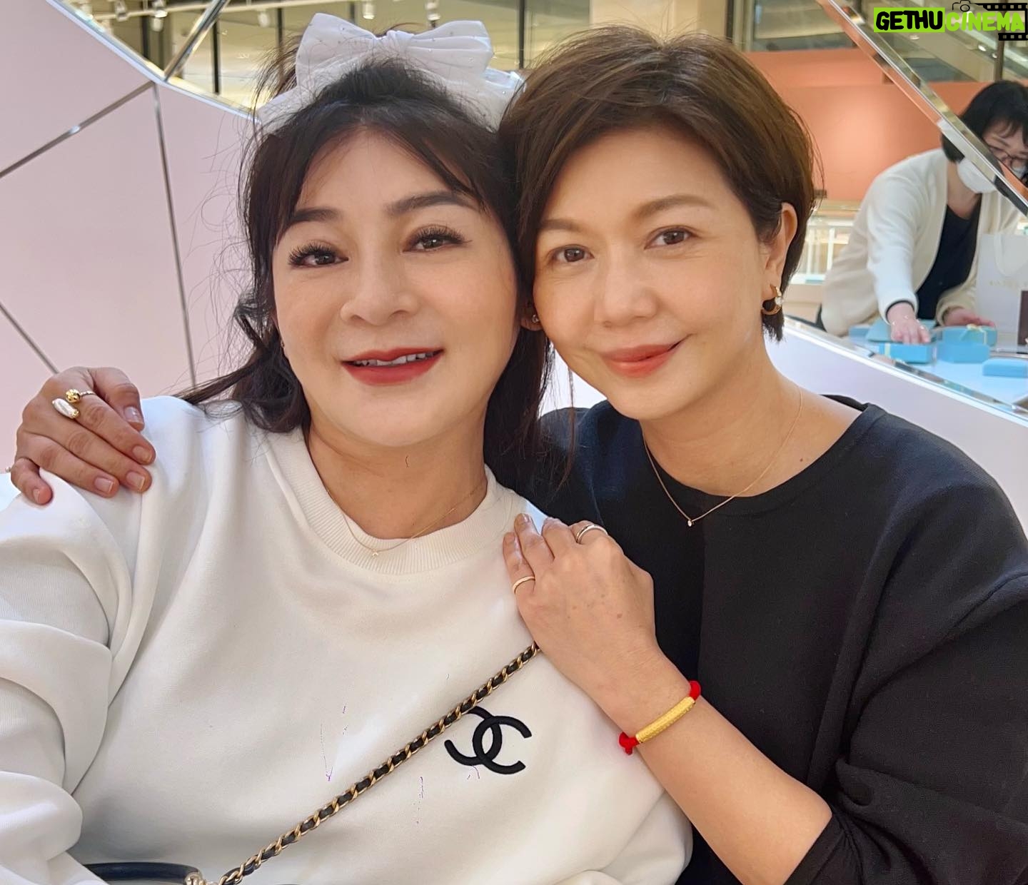 Sara Yu - 1.7K Likes - 緣份真的很奇妙
倆個經歷、風格大不同的女人
因為7年前一齣舞台劇變得相知相惜💕
看過「再會吧北投」的朋友都知道愛嬌跟素卿兩人相互疼惜👭
想不到戲外姊姊對妹妹依舊疼愛
一直說想照顧、疼我一輩子
(是不是很暖心❤️)
我們不常見面,偶爾會互傳訊息留言說些鼓勵或是很肉麻想念的話☺️
前一次通電話時她對我說:
于子育我突然有個靈感,想收妳當妹妹,我笑說王彩樺~我們早已經是姊妹啦👯♀️
她說:要正式的那種⋯因為,她很重視這個難得的情誼,於是我們就約訂了交換禮物的儀式💝
(店員在旁邊一直說很感動🤣)
禮輕情意重,情比姊妹深👭
祝福我們姊妹情 -堅定永恆
套句劇中的一句話:
有妳這款ㄟ姊妹仔是我的福氣🥰
相信這是我們之間最浪漫的日子
姊還另外準備了一條刻了「心經」的手鍊送我(好感動🙏她的用心❤️)
我的保佑天后姊姊
@lotuswang1124
#38婦女節快樂 #敬女人🥂
#前世的緣份 #姊妹情深