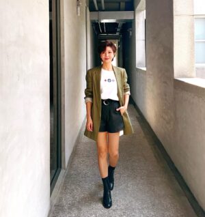 Sara Yu Instagram - 上週在台北觀賞過《謝謝大家收看》的朋友，許多人都認為是偉忠哥的自傳故事。
起初我也這麼以為，在參與演出過程中來回的討論與調整，它呈現的樣貌，讓我感受它代表了_努力一定會成功_的那個時代的縮影。一個現代年輕人很難想像，從嘉義坐火車還需要花好幾個小時才能到台北，那個純樸但美好的年代。
而在踏上首演之前，它不只是一個自傳，而是借著偉忠哥的故事，述說每個從中南部嚮往到大城市打拼的年輕人心情，也是很多人的往事與情懷。
這回可以和恩師和往日拍檔郭哥一起作戰，格外開心、安心，除了感恩、更珍惜這樣的組合與相聚。

台北場已經演完
歡迎各地的朋友在10/27.28.29
到高雄衛武營來觀賞🙏

#謝謝大家收看
#高雄衛武營歌劇院