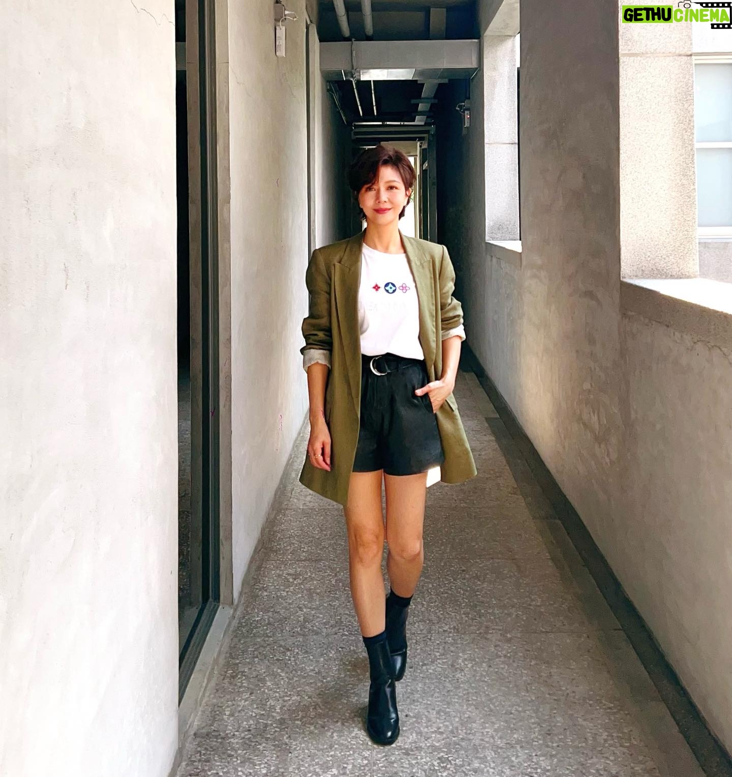 Sara Yu - 648 Likes - 上週在台北觀賞過《謝謝大家收看》的朋友,許多人都認為是偉忠哥的自傳故事。
起初我也這麼以為,在參與演出過程中來回的討論與調整,它呈現的樣貌,讓我感受它代表了_努力一定會成功_的那個時代的縮影。一個現代年輕人很難想像,從嘉義坐火車還需要花好幾個小時才能到台北,那個純樸但美好的年代。
而在踏上首演之前,它不只是一個自傳,而是借著偉忠哥的故事,述說每個從中南部嚮往到大城市打拼的年輕人心情,也是很多人的往事與情懷。
這回可以和恩師和往日拍檔郭哥一起作戰,格外開心、安心,除了感恩、更珍惜這樣的組合與相聚。
台北場已經演完
歡迎各地的朋友在10/27.28.29
到高雄衛武營來觀賞🙏
#謝謝大家收看
#高雄衛武營歌劇院