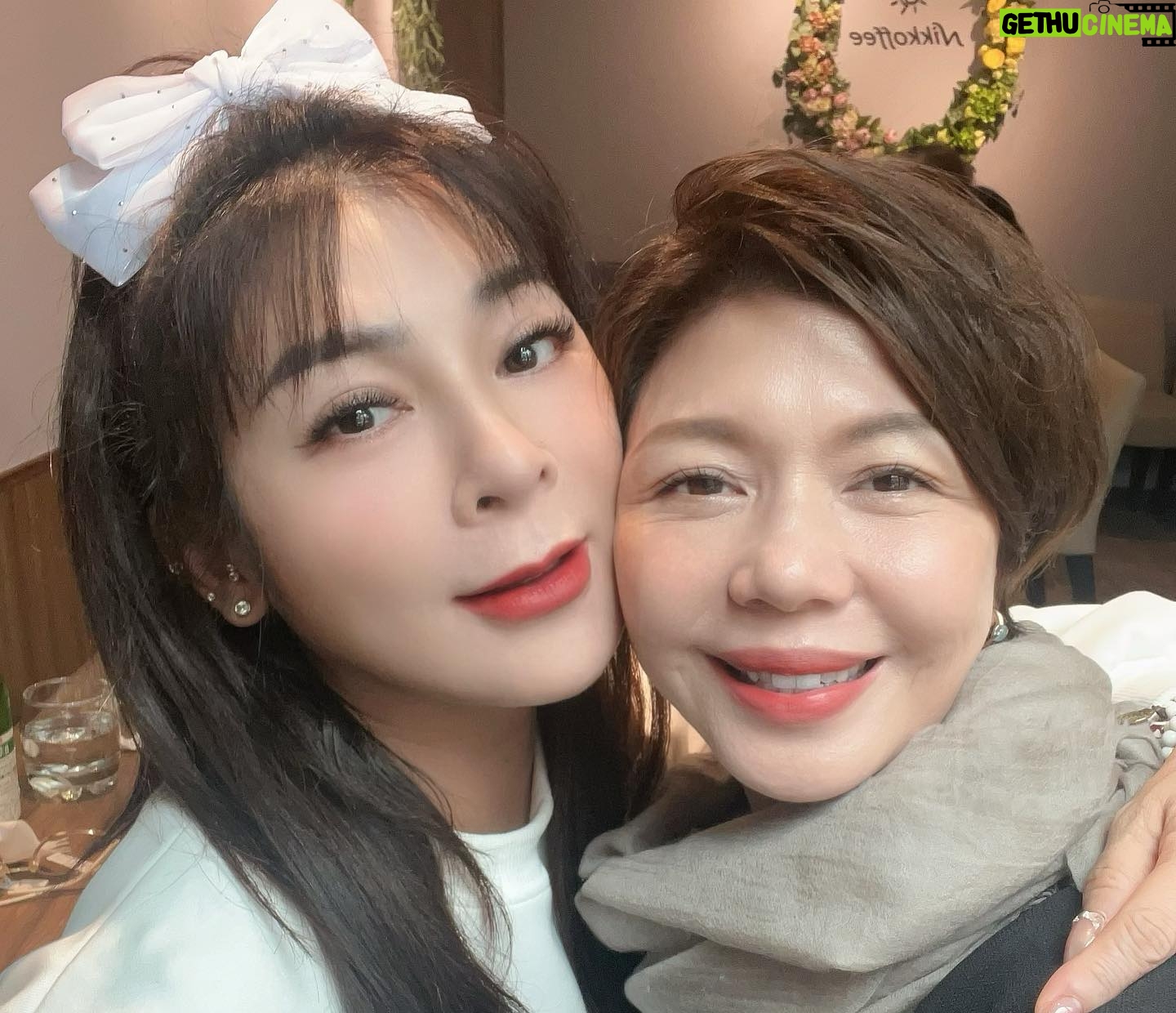 Sara Yu - 1.7K Likes - 緣份真的很奇妙
倆個經歷、風格大不同的女人
因為7年前一齣舞台劇變得相知相惜💕
看過「再會吧北投」的朋友都知道愛嬌跟素卿兩人相互疼惜👭
想不到戲外姊姊對妹妹依舊疼愛
一直說想照顧、疼我一輩子
(是不是很暖心❤️)
我們不常見面,偶爾會互傳訊息留言說些鼓勵或是很肉麻想念的話☺️
前一次通電話時她對我說:
于子育我突然有個靈感,想收妳當妹妹,我笑說王彩樺~我們早已經是姊妹啦👯♀️
她說:要正式的那種⋯因為,她很重視這個難得的情誼,於是我們就約訂了交換禮物的儀式💝
(店員在旁邊一直說很感動🤣)
禮輕情意重,情比姊妹深👭
祝福我們姊妹情 -堅定永恆
套句劇中的一句話:
有妳這款ㄟ姊妹仔是我的福氣🥰
相信這是我們之間最浪漫的日子
姊還另外準備了一條刻了「心經」的手鍊送我(好感動🙏她的用心❤️)
我的保佑天后姊姊
@lotuswang1124
#38婦女節快樂 #敬女人🥂
#前世的緣份 #姊妹情深