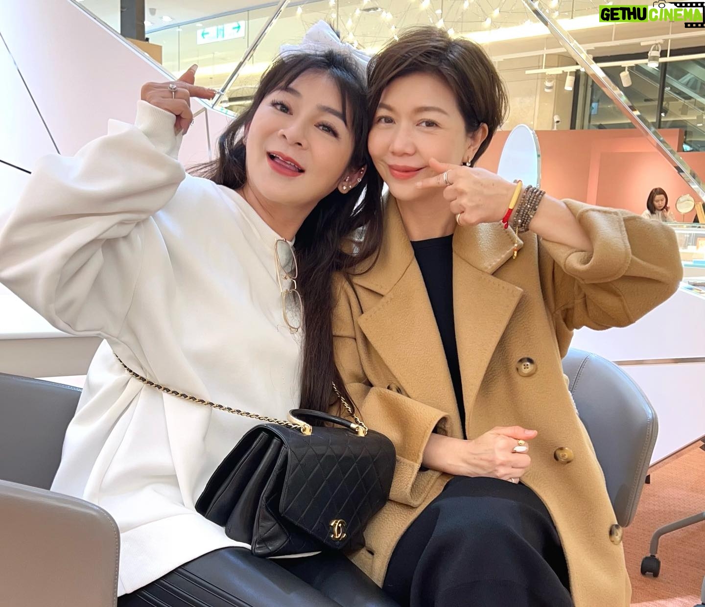 Sara Yu - 1.7K Likes - 緣份真的很奇妙
倆個經歷、風格大不同的女人
因為7年前一齣舞台劇變得相知相惜💕
看過「再會吧北投」的朋友都知道愛嬌跟素卿兩人相互疼惜👭
想不到戲外姊姊對妹妹依舊疼愛
一直說想照顧、疼我一輩子
(是不是很暖心❤️)
我們不常見面,偶爾會互傳訊息留言說些鼓勵或是很肉麻想念的話☺️
前一次通電話時她對我說:
于子育我突然有個靈感,想收妳當妹妹,我笑說王彩樺~我們早已經是姊妹啦👯♀️
她說:要正式的那種⋯因為,她很重視這個難得的情誼,於是我們就約訂了交換禮物的儀式💝
(店員在旁邊一直說很感動🤣)
禮輕情意重,情比姊妹深👭
祝福我們姊妹情 -堅定永恆
套句劇中的一句話:
有妳這款ㄟ姊妹仔是我的福氣🥰
相信這是我們之間最浪漫的日子
姊還另外準備了一條刻了「心經」的手鍊送我(好感動🙏她的用心❤️)
我的保佑天后姊姊
@lotuswang1124
#38婦女節快樂 #敬女人🥂
#前世的緣份 #姊妹情深