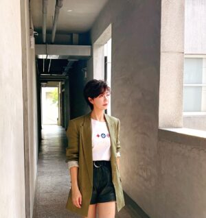 Sara Yu Instagram - 上週在台北觀賞過《謝謝大家收看》的朋友，許多人都認為是偉忠哥的自傳故事。
起初我也這麼以為，在參與演出過程中來回的討論與調整，它呈現的樣貌，讓我感受它代表了_努力一定會成功_的那個時代的縮影。一個現代年輕人很難想像，從嘉義坐火車還需要花好幾個小時才能到台北，那個純樸但美好的年代。
而在踏上首演之前，它不只是一個自傳，而是借著偉忠哥的故事，述說每個從中南部嚮往到大城市打拼的年輕人心情，也是很多人的往事與情懷。
這回可以和恩師和往日拍檔郭哥一起作戰，格外開心、安心，除了感恩、更珍惜這樣的組合與相聚。

台北場已經演完
歡迎各地的朋友在10/27.28.29
到高雄衛武營來觀賞🙏

#謝謝大家收看
#高雄衛武營歌劇院