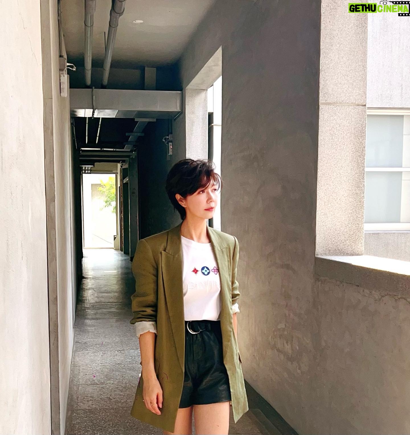 Sara Yu - 648 Likes - 上週在台北觀賞過《謝謝大家收看》的朋友,許多人都認為是偉忠哥的自傳故事。
起初我也這麼以為,在參與演出過程中來回的討論與調整,它呈現的樣貌,讓我感受它代表了_努力一定會成功_的那個時代的縮影。一個現代年輕人很難想像,從嘉義坐火車還需要花好幾個小時才能到台北,那個純樸但美好的年代。
而在踏上首演之前,它不只是一個自傳,而是借著偉忠哥的故事,述說每個從中南部嚮往到大城市打拼的年輕人心情,也是很多人的往事與情懷。
這回可以和恩師和往日拍檔郭哥一起作戰,格外開心、安心,除了感恩、更珍惜這樣的組合與相聚。
台北場已經演完
歡迎各地的朋友在10/27.28.29
到高雄衛武營來觀賞🙏
#謝謝大家收看
#高雄衛武營歌劇院