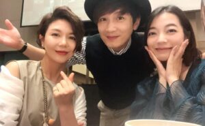 Sara Yu Instagram - 親愛的書偉&京穎 👩‍❤️‍👨
恭喜你們找到了彼此
祝福幸福的路上牽手走一輩子❤️❤️

近距離看到 #energy合體演出
好嗨呀🥰

@shuwei11041104 
@orange_hsieh 
#結婚快樂💕