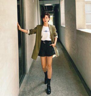 Sara Yu Instagram - 上週在台北觀賞過《謝謝大家收看》的朋友，許多人都認為是偉忠哥的自傳故事。
起初我也這麼以為，在參與演出過程中來回的討論與調整，它呈現的樣貌，讓我感受它代表了_努力一定會成功_的那個時代的縮影。一個現代年輕人很難想像，從嘉義坐火車還需要花好幾個小時才能到台北，那個純樸但美好的年代。
而在踏上首演之前，它不只是一個自傳，而是借著偉忠哥的故事，述說每個從中南部嚮往到大城市打拼的年輕人心情，也是很多人的往事與情懷。
這回可以和恩師和往日拍檔郭哥一起作戰，格外開心、安心，除了感恩、更珍惜這樣的組合與相聚。

台北場已經演完
歡迎各地的朋友在10/27.28.29
到高雄衛武營來觀賞🙏

#謝謝大家收看
#高雄衛武營歌劇院