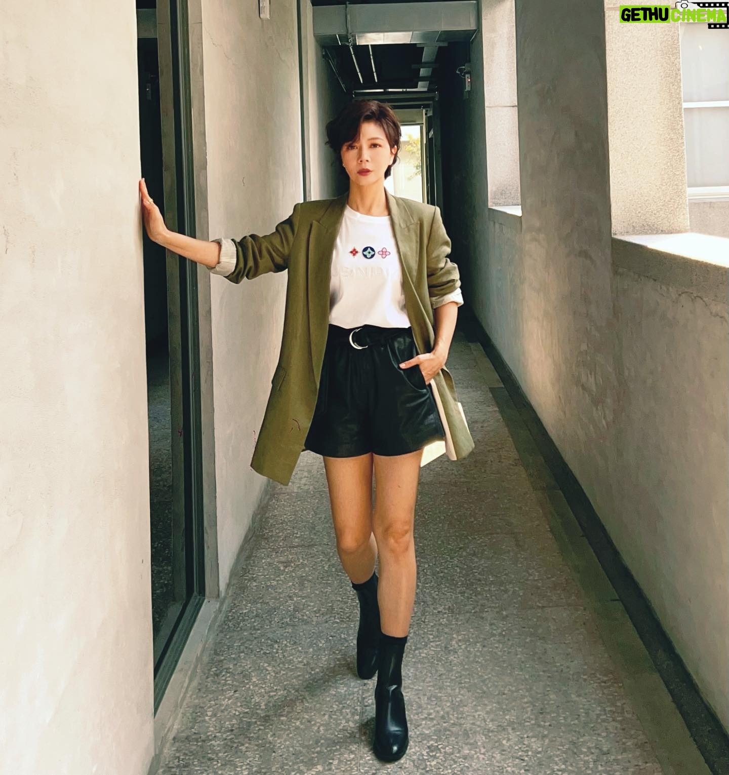 Sara Yu - 648 Likes - 上週在台北觀賞過《謝謝大家收看》的朋友,許多人都認為是偉忠哥的自傳故事。
起初我也這麼以為,在參與演出過程中來回的討論與調整,它呈現的樣貌,讓我感受它代表了_努力一定會成功_的那個時代的縮影。一個現代年輕人很難想像,從嘉義坐火車還需要花好幾個小時才能到台北,那個純樸但美好的年代。
而在踏上首演之前,它不只是一個自傳,而是借著偉忠哥的故事,述說每個從中南部嚮往到大城市打拼的年輕人心情,也是很多人的往事與情懷。
這回可以和恩師和往日拍檔郭哥一起作戰,格外開心、安心,除了感恩、更珍惜這樣的組合與相聚。
台北場已經演完
歡迎各地的朋友在10/27.28.29
到高雄衛武營來觀賞🙏
#謝謝大家收看
#高雄衛武營歌劇院