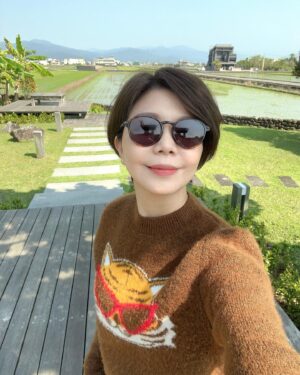 Sara Yu Instagram - 終於⋯感冒正式離開了
（來回的死纏著不肯散去）
如同太陽出來一樣☀️
殺死病毒🦠展開笑容😊
 
你感冒好了嗎？
祝早日康復🌺

#健康真好 #曬太陽
#打起精神工作去💃
#與空間對話
