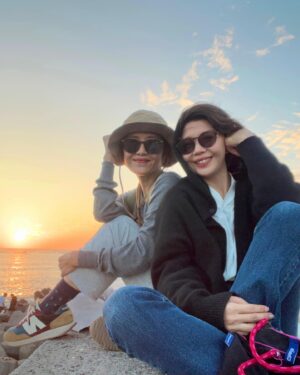 Sara Yu Instagram - 這幾年從生活和工作中學習⋯才發現
愛自己是終生浪漫的開始🥰

趁著好天氣來追夕陽🌇
吹吹海風，享受餘暉😊

#工作旅行  #休息是為了更努力工作
#夕陽無限好 #日常分享