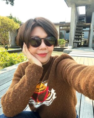 Sara Yu Instagram - 終於⋯感冒正式離開了
（來回的死纏著不肯散去）
如同太陽出來一樣☀️
殺死病毒🦠展開笑容😊
 
你感冒好了嗎？
祝早日康復🌺

#健康真好 #曬太陽
#打起精神工作去💃
#與空間對話