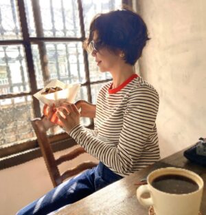 Sara Yu Instagram - 工作之餘⋯偷閒
嚐甜品&曬有氣味的太陽☀️

光影下手中的鬆餅變得好透亮😋

#工作旅行
#日常