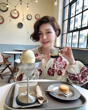 Sara Yu Instagram - 趕在連假之前 修整了頭髮
真是神清氣爽！開心😃

喜歡嗎💕

#女人的第二張臉
#新髮型