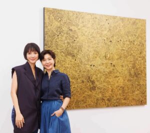 Sara Yu Instagram - 她做什麼像什麼
今天的身份是畫家

這一次
我們用另一種方式「對話」

走進妳的畫
我安靜專注下來
感受妳在寂靜的時空
享受孤獨與沉靜

細膩無邊的線條中
像是妳思路的密碼
勾畫妳無聲的呢喃

儘管我們相隔兩地
我透過空間的光影
靜靜地與妳同行

一切盡在不言中
愛妳❤️
@sinjelee1234 
#不止於靜 #畫展
#對話 #寂靜 #空

《不止於靜》李心潔個展
Beyond Silence – Sinje Lee Solo Exhibition
展期｜2023.09.16（六）-2023.10.18（三）
開幕｜2023.09.16（六）15:00
地點｜尊彩藝術中心二樓展覽館（台北市內湖區瑞光路366號）
開放時間｜週二至週日11:00-18:00，週一休館
