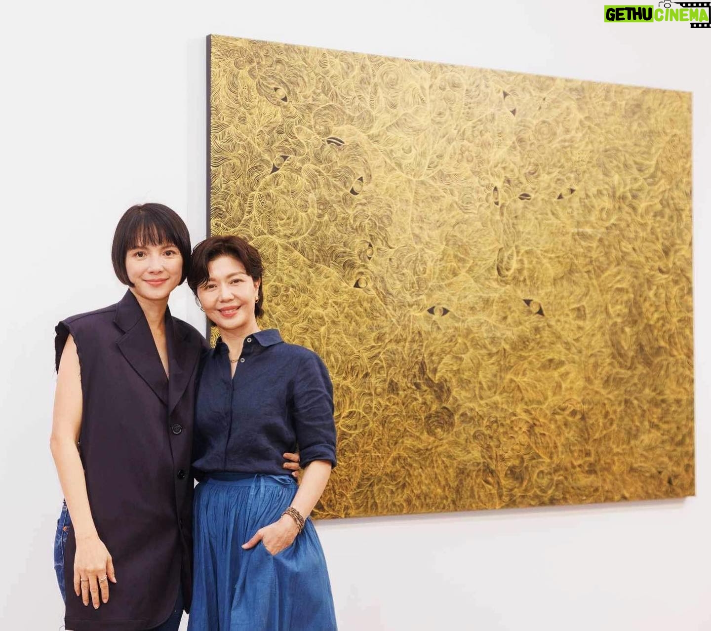 Sara Yu - 1.4K Likes - 她做什麼像什麼
今天的身份是畫家
這一次
我們用另一種方式「對話」
走進妳的畫
我安靜專注下來
感受妳在寂靜的時空
享受孤獨與沉靜
細膩無邊的線條中
像是妳思路的密碼
勾畫妳無聲的呢喃
儘管我們相隔兩地
我透過空間的光影
靜靜地與妳同行
一切盡在不言中
愛妳❤️
@sinjelee1234
#不止於靜 #畫展
#對話 #寂靜 #空
《不止於靜》李心潔個展
Beyond Silence – Sinje Lee Solo Exhibition
展期|2023.09.16(六)-2023.10.18(三)
開幕|2023.09.16(六)15:00
地點|尊彩藝術中心二樓展覽館(台北市內湖區瑞光路366號)
開放時間|週二至週日11:00-18:00,週一休館