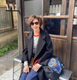 Sara Yu Instagram - 工作之餘⋯偷閒
嚐甜品&曬有氣味的太陽☀️

光影下手中的鬆餅變得好透亮😋

#工作旅行
#日常