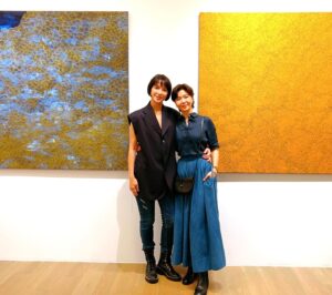 Sara Yu Instagram - 她做什麼像什麼
今天的身份是畫家

這一次
我們用另一種方式「對話」

走進妳的畫
我安靜專注下來
感受妳在寂靜的時空
享受孤獨與沉靜

細膩無邊的線條中
像是妳思路的密碼
勾畫妳無聲的呢喃

儘管我們相隔兩地
我透過空間的光影
靜靜地與妳同行

一切盡在不言中
愛妳❤️
@sinjelee1234 
#不止於靜 #畫展
#對話 #寂靜 #空

《不止於靜》李心潔個展
Beyond Silence – Sinje Lee Solo Exhibition
展期｜2023.09.16（六）-2023.10.18（三）
開幕｜2023.09.16（六）15:00
地點｜尊彩藝術中心二樓展覽館（台北市內湖區瑞光路366號）
開放時間｜週二至週日11:00-18:00，週一休館
