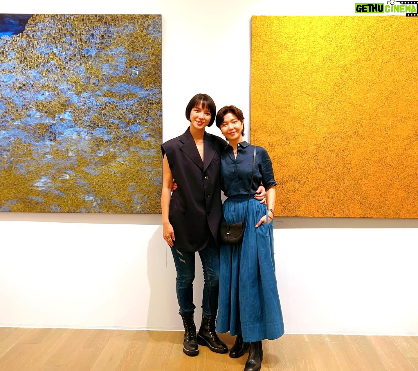 Sara Yu - 1.4K Likes - 她做什麼像什麼
今天的身份是畫家
這一次
我們用另一種方式「對話」
走進妳的畫
我安靜專注下來
感受妳在寂靜的時空
享受孤獨與沉靜
細膩無邊的線條中
像是妳思路的密碼
勾畫妳無聲的呢喃
儘管我們相隔兩地
我透過空間的光影
靜靜地與妳同行
一切盡在不言中
愛妳❤️
@sinjelee1234
#不止於靜 #畫展
#對話 #寂靜 #空
《不止於靜》李心潔個展
Beyond Silence – Sinje Lee Solo Exhibition
展期|2023.09.16(六)-2023.10.18(三)
開幕|2023.09.16(六)15:00
地點|尊彩藝術中心二樓展覽館(台北市內湖區瑞光路366號)
開放時間|週二至週日11:00-18:00,週一休館