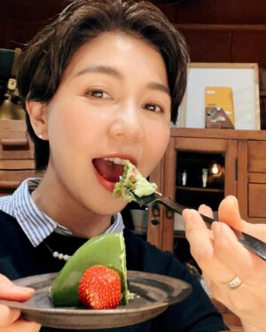 Sara Yu Instagram - 我平時吃甜點很節制的
但⋯不好意思，遇到這間低調又講緣份的蛋糕，我投降🙋‍♀️

我不愛吃奶油
但裹在外面的香濃抹茶奶油我吃光😱（媲美宇治的抹茶冰淇淋）
蛋糕的口感細緻柔嫩，草莓果肉會隨時蹦出來給妳驚喜🍓😋

不能再說了🫢
因為怕經紀人誤會，等會打電話來問我是不是私接業配
也不要在這問我好不好吃
因為我怕你吃了會上癮
真的，胖了別怪我🙏

最後的溫馨提醒
一定要預購，因為去店裏
是看不到也買不到💁‍♀️

#緣側engawa
#神秘的緣份蛋糕 🎂
#草莓的季節 🍓
#珍珠女孩
#週末放縱自己一下