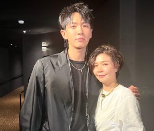 Sara Yu Instagram - 50歲的現在回望40歲的自己
當時的空虛、脆弱、嫉妒、恨⋯現在想起來好像沒這麼嚴重了
而是一個女人的成長過程

原來，沒有人完美
曾經堅持的原則、追求的完美
也不見得可以找到答案

同月同日生的2個女生
在劇中愛上了同一個男人
無論情節中發生了多少糾結
我彷彿看到自己的影子
曾經是受害者，也無意間傷害過別人

#不夠善良的我們
適合自己一個人看，檢視自己的內在
也可以跟好姐妹邊看邊討論
劇中經典語錄好精彩，好喜歡😍
說中了我們女人的寂寞和心聲

看了前兩集⋯已欲罷不能
我打算給自己一個和過去和解的機會～必需追起來！

導演_編劇_ #徐譽庭 邀請
讓我搶先看

首播就在今晚9點
公共電視13頻道 播
晚間10點，MyVideo&愛奇藝國際站 上架

#不夠善良的我們
#公共電視 #MyVideo 
#女人的心情_心事全都錄