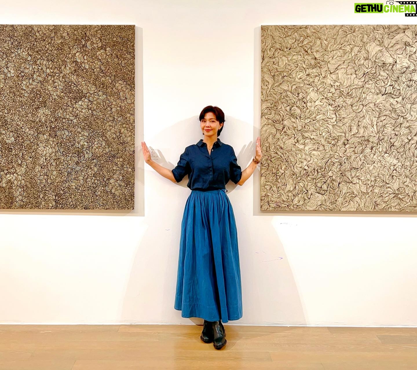 Sara Yu - 1.4K Likes - 她做什麼像什麼
今天的身份是畫家
這一次
我們用另一種方式「對話」
走進妳的畫
我安靜專注下來
感受妳在寂靜的時空
享受孤獨與沉靜
細膩無邊的線條中
像是妳思路的密碼
勾畫妳無聲的呢喃
儘管我們相隔兩地
我透過空間的光影
靜靜地與妳同行
一切盡在不言中
愛妳❤️
@sinjelee1234
#不止於靜 #畫展
#對話 #寂靜 #空
《不止於靜》李心潔個展
Beyond Silence – Sinje Lee Solo Exhibition
展期|2023.09.16(六)-2023.10.18(三)
開幕|2023.09.16(六)15:00
地點|尊彩藝術中心二樓展覽館(台北市內湖區瑞光路366號)
開放時間|週二至週日11:00-18:00,週一休館