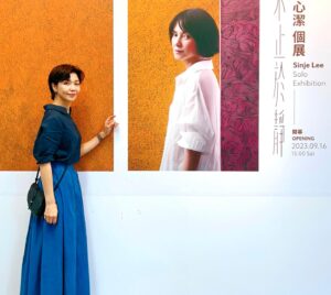 Sara Yu Instagram - 她做什麼像什麼
今天的身份是畫家

這一次
我們用另一種方式「對話」

走進妳的畫
我安靜專注下來
感受妳在寂靜的時空
享受孤獨與沉靜

細膩無邊的線條中
像是妳思路的密碼
勾畫妳無聲的呢喃

儘管我們相隔兩地
我透過空間的光影
靜靜地與妳同行

一切盡在不言中
愛妳❤️
@sinjelee1234 
#不止於靜 #畫展
#對話 #寂靜 #空

《不止於靜》李心潔個展
Beyond Silence – Sinje Lee Solo Exhibition
展期｜2023.09.16（六）-2023.10.18（三）
開幕｜2023.09.16（六）15:00
地點｜尊彩藝術中心二樓展覽館（台北市內湖區瑞光路366號）
開放時間｜週二至週日11:00-18:00，週一休館