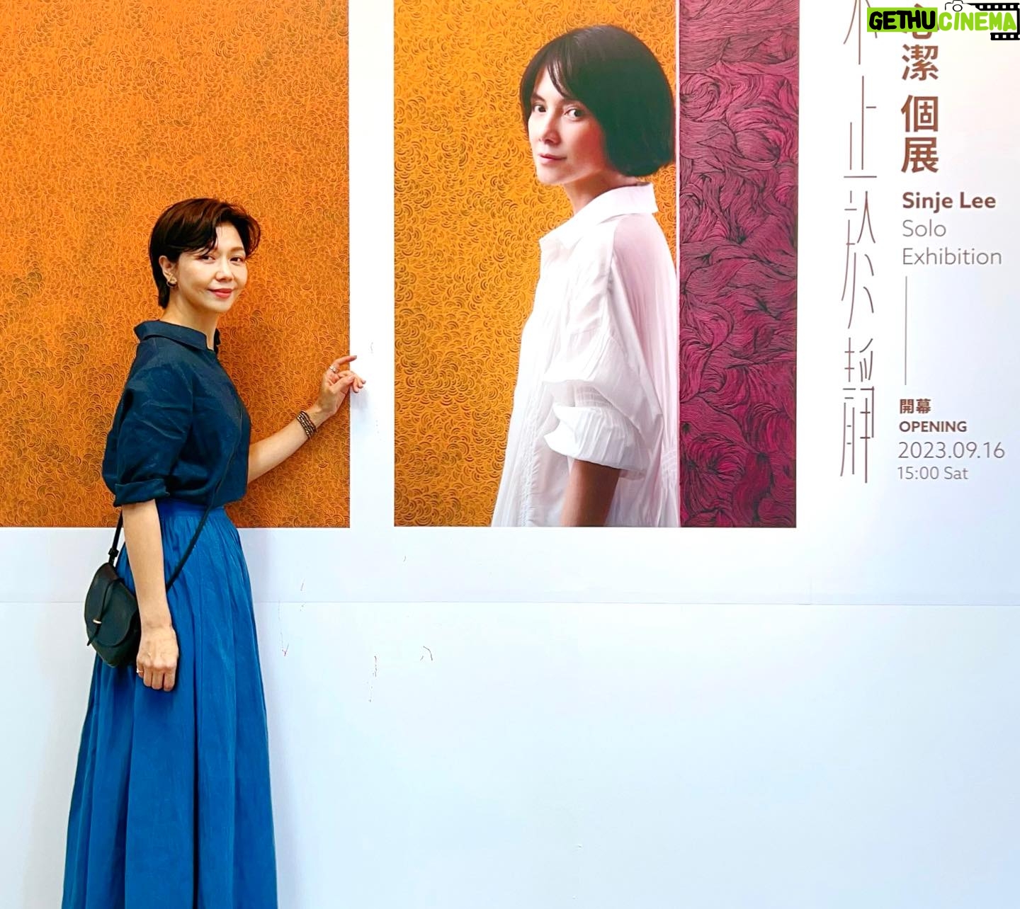 Sara Yu - 1.4K Likes - 她做什麼像什麼
今天的身份是畫家
這一次
我們用另一種方式「對話」
走進妳的畫
我安靜專注下來
感受妳在寂靜的時空
享受孤獨與沉靜
細膩無邊的線條中
像是妳思路的密碼
勾畫妳無聲的呢喃
儘管我們相隔兩地
我透過空間的光影
靜靜地與妳同行
一切盡在不言中
愛妳❤️
@sinjelee1234
#不止於靜 #畫展
#對話 #寂靜 #空
《不止於靜》李心潔個展
Beyond Silence – Sinje Lee Solo Exhibition
展期|2023.09.16(六)-2023.10.18(三)
開幕|2023.09.16(六)15:00
地點|尊彩藝術中心二樓展覽館(台北市內湖區瑞光路366號)
開放時間|週二至週日11:00-18:00,週一休館