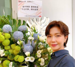 Sara Yu Instagram - 她做什麼像什麼
今天的身份是畫家

這一次
我們用另一種方式「對話」

走進妳的畫
我安靜專注下來
感受妳在寂靜的時空
享受孤獨與沉靜

細膩無邊的線條中
像是妳思路的密碼
勾畫妳無聲的呢喃

儘管我們相隔兩地
我透過空間的光影
靜靜地與妳同行

一切盡在不言中
愛妳❤️
@sinjelee1234 
#不止於靜 #畫展
#對話 #寂靜 #空

《不止於靜》李心潔個展
Beyond Silence – Sinje Lee Solo Exhibition
展期｜2023.09.16（六）-2023.10.18（三）
開幕｜2023.09.16（六）15:00
地點｜尊彩藝術中心二樓展覽館（台北市內湖區瑞光路366號）
開放時間｜週二至週日11:00-18:00，週一休館