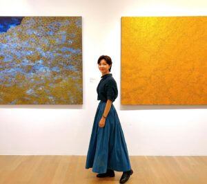 Sara Yu Instagram - 她做什麼像什麼
今天的身份是畫家

這一次
我們用另一種方式「對話」

走進妳的畫
我安靜專注下來
感受妳在寂靜的時空
享受孤獨與沉靜

細膩無邊的線條中
像是妳思路的密碼
勾畫妳無聲的呢喃

儘管我們相隔兩地
我透過空間的光影
靜靜地與妳同行

一切盡在不言中
愛妳❤️
@sinjelee1234 
#不止於靜 #畫展
#對話 #寂靜 #空

《不止於靜》李心潔個展
Beyond Silence – Sinje Lee Solo Exhibition
展期｜2023.09.16（六）-2023.10.18（三）
開幕｜2023.09.16（六）15:00
地點｜尊彩藝術中心二樓展覽館（台北市內湖區瑞光路366號）
開放時間｜週二至週日11:00-18:00，週一休館