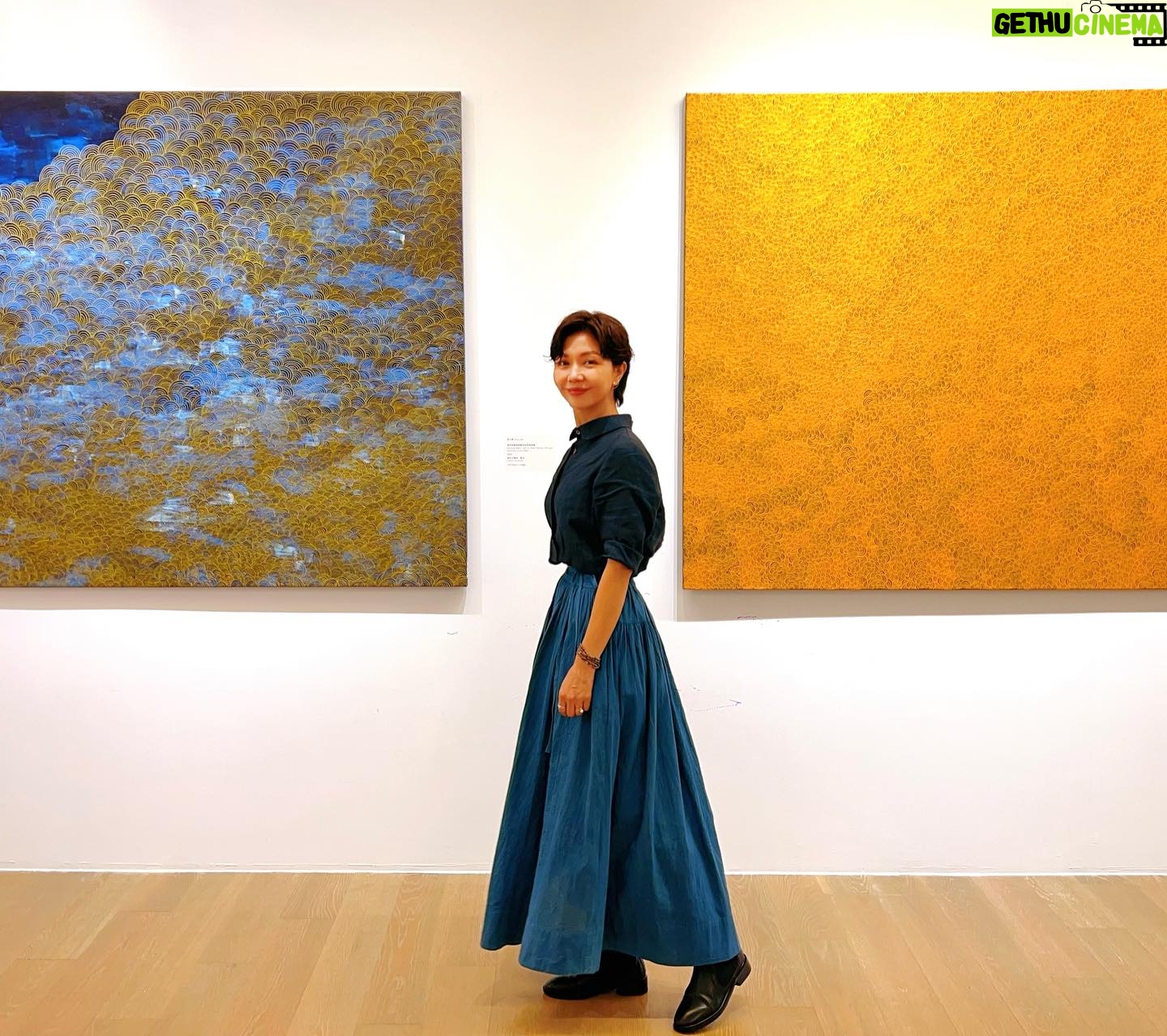 Sara Yu - 1.4K Likes - 她做什麼像什麼
今天的身份是畫家
這一次
我們用另一種方式「對話」
走進妳的畫
我安靜專注下來
感受妳在寂靜的時空
享受孤獨與沉靜
細膩無邊的線條中
像是妳思路的密碼
勾畫妳無聲的呢喃
儘管我們相隔兩地
我透過空間的光影
靜靜地與妳同行
一切盡在不言中
愛妳❤️
@sinjelee1234
#不止於靜 #畫展
#對話 #寂靜 #空
《不止於靜》李心潔個展
Beyond Silence – Sinje Lee Solo Exhibition
展期|2023.09.16(六)-2023.10.18(三)
開幕|2023.09.16(六)15:00
地點|尊彩藝術中心二樓展覽館(台北市內湖區瑞光路366號)
開放時間|週二至週日11:00-18:00,週一休館