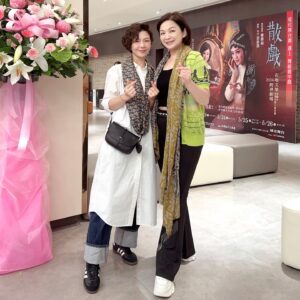 Sara Yu Instagram - 5月的下半月幾乎都在看表演～
幸福極了😊這個週末請好好把握！
我依著觀賞的時間順序逐一分享給大家

「散戲」
一座旋轉舞台 切換兩個世界

記得小時候晚餐時間是聽著隔壁鄰居家傳來的歌仔戲配飯吃（背景音樂）還有廟口的歌仔戲團演出，蹲在後台看著他們梳妝打扮的景象⋯當時雖然一句都聽不懂⋯卻是我童年記憶的一部分😊

幾年前有個角色要飾演一位從小就愛唱歌仔戲的女孩，需要學習歌仔戲的曲調、身段（當時我還不會說台語）苦練一個月後拍攝，排練與拍攝時很深刻的明白傳統戲曲實在太不容易了（打從心底的敬佩🙏）

坐在台下欣賞團長 @suntsuifeng1219  和老師們實力、賣力、精湛的演出，體會他們堅守傳統文化的精神，多了一份理解和感動🙏
謝謝您們對傳統藝術的神聖使命與堅持。

旋轉舞台上呈現的兩個世界，戲中戲道盡了人生中人前人後的亮麗與心酸。
文學與傳統戲曲的巧妙結合
還在感嘆即將流傳的時代戲曲，下一刻又因為有了新的意義而動容流淚。

一齣逆境中發現珍貴的勵志好戲
推薦給大家💁‍♀️
歡迎大家進劇場支持、觀賞😍

難得有機會相約看戲的影后姊姊
@kueimeiyang 
謝謝 #高玉珊 @fiona.0617 邀請觀賞
笑中含淚的精彩演出🥰

2024年台北場
 #戲散
#5/24_26  #臺北城市舞台