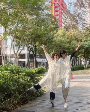 Sara Yu Instagram - 在外地工作能和好久不見的姐妹相會👭
就像是旅行中遇到的意外驚喜🥰

妳 @bigtooth 依舊青春活力
而我發現我該回人間了🥰

陽光普照的台中☀️
美好的下午時光❤️

#不期而遇  #好久不見 
#我們都要好好的👭