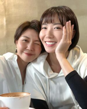 Sara Yu Instagram - 在外地工作能和好久不見的姐妹相會👭
就像是旅行中遇到的意外驚喜🥰

妳 @bigtooth 依舊青春活力
而我發現我該回人間了🥰

陽光普照的台中☀️
美好的下午時光❤️

#不期而遇  #好久不見 
#我們都要好好的👭