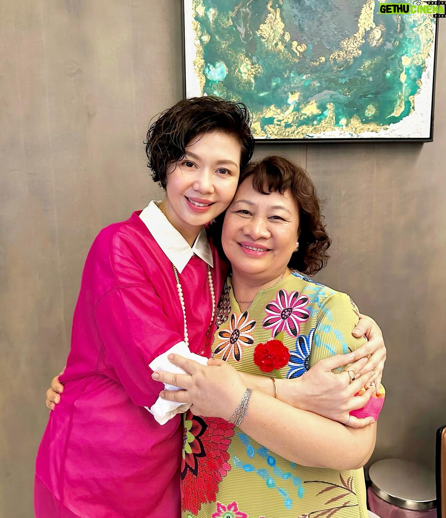 Sara Yu - 658 Likes - 親愛的母親大人
(我的頭目媽媽)
謝謝您的樂觀、健忘(原廠設定)
讓我只記得生活的美好
與生命的喜悅😀
希望您天天平安、喜樂🥰
您的健康就是我的幸福🌺
我愛您❤️
祝全天下母親
#母親節快樂