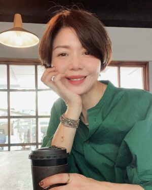 Sara Yu Instagram - 初六
「開工大吉」🍊🍊🍊🧧

今日限定仙姑來報喜
2024財運色_綠色、水藍色

有沒有覺得姊「龍」光煥發😊🐲

#初六 #開工大吉大利🍊
#綠色系 #招財色