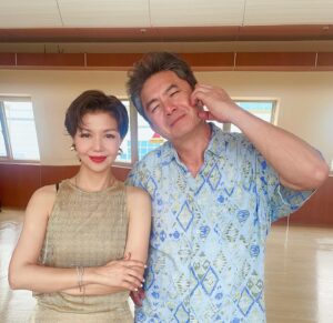 Sara Yu Instagram - 親家母的天敵～鷗媽來了😏
這次依舊美豔動人（自己講🤫）

雙婆跟一哥 @hsd1312 
會發生什麼相互糾葛的事呢？
今晚21:00 公視13頻道，
請大家繼續看下去😍

@zhongxinlingzhong  親家母我又來了
請接招💁‍♀️

#我的婆婆怎麼這麼可愛2
#鷗媽 #辣媽 #雙婆大戰