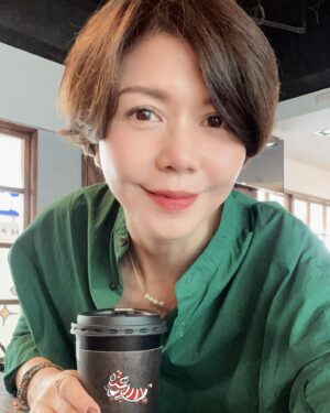 Sara Yu Instagram - 初六
「開工大吉」🍊🍊🍊🧧

今日限定仙姑來報喜
2024財運色_綠色、水藍色

有沒有覺得姊「龍」光煥發😊🐲

#初六 #開工大吉大利🍊
#綠色系 #招財色