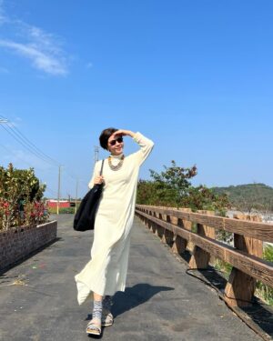 Sara Yu Instagram - 媽媽在哪裡 🏠 家就在那裡
單身的姑娘  大年初二回娘的～娘家🥰
依山傍水的部落家鄉，
不同時間散發出不一樣的味道😄
最熱鬧的是每家的卡拉ok
互相飆歌🎤

姪女掌鏡📹
戴上媽媽的禮物_部落寶石_琉璃珠✨
走一種部落時尚風💃

#新年快樂 #年初二 #部落風情
#回娘家 #外婆家 #屏東