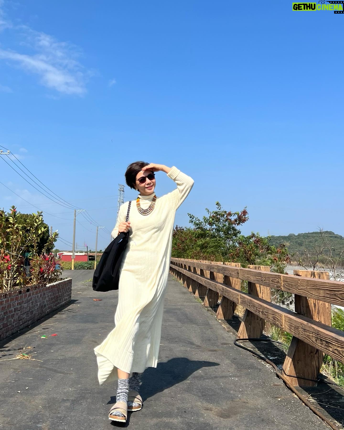 Sara Yu - 1.8K Likes - 媽媽在哪裡 🏠 家就在那裡
單身的姑娘 大年初二回娘的~娘家🥰
依山傍水的部落家鄉,
不同時間散發出不一樣的味道😄
最熱鬧的是每家的卡拉ok
互相飆歌🎤
姪女掌鏡📹
戴上媽媽的禮物_部落寶石_琉璃珠✨
走一種部落時尚風💃
#新年快樂 #年初二 #部落風情
#回娘家 #外婆家 #屏東